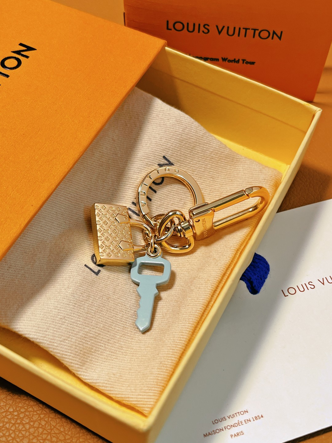 LV Louis vuitton lock key charms keychain 116574