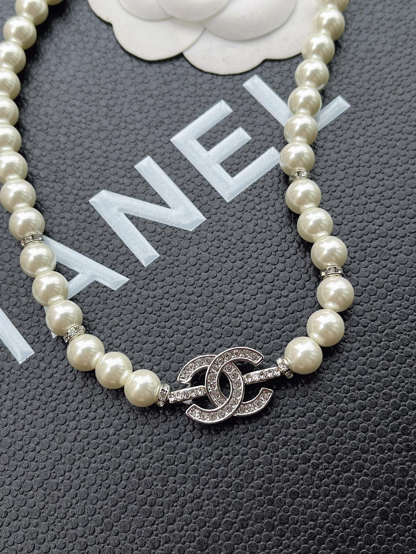 X692  Chanel choker pearls necklace