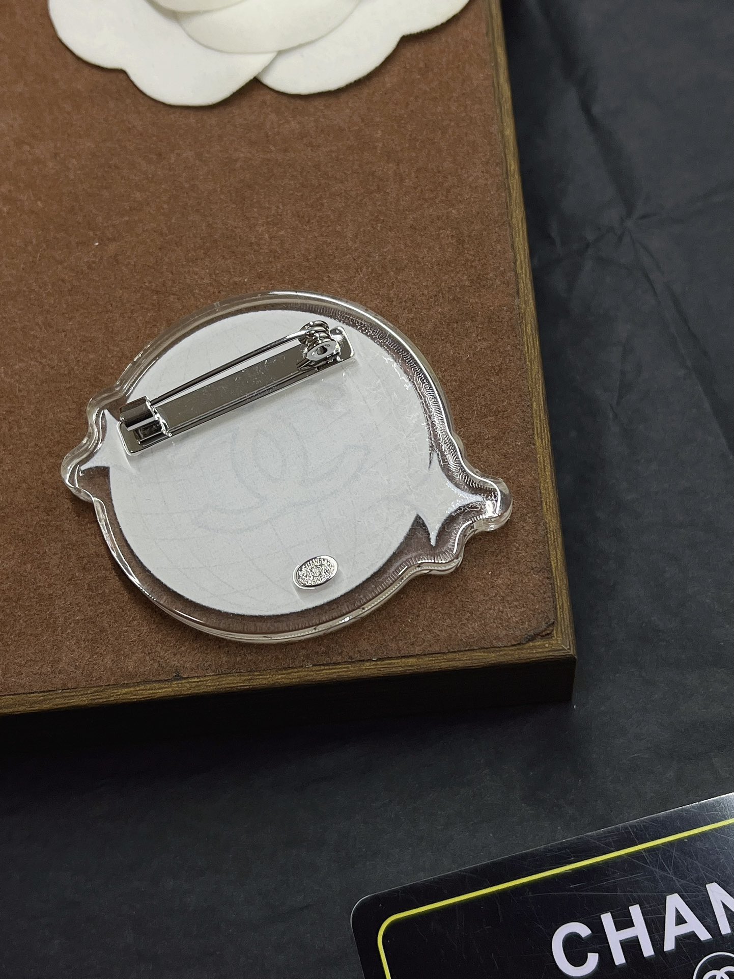 D186 Chanel CC brooch