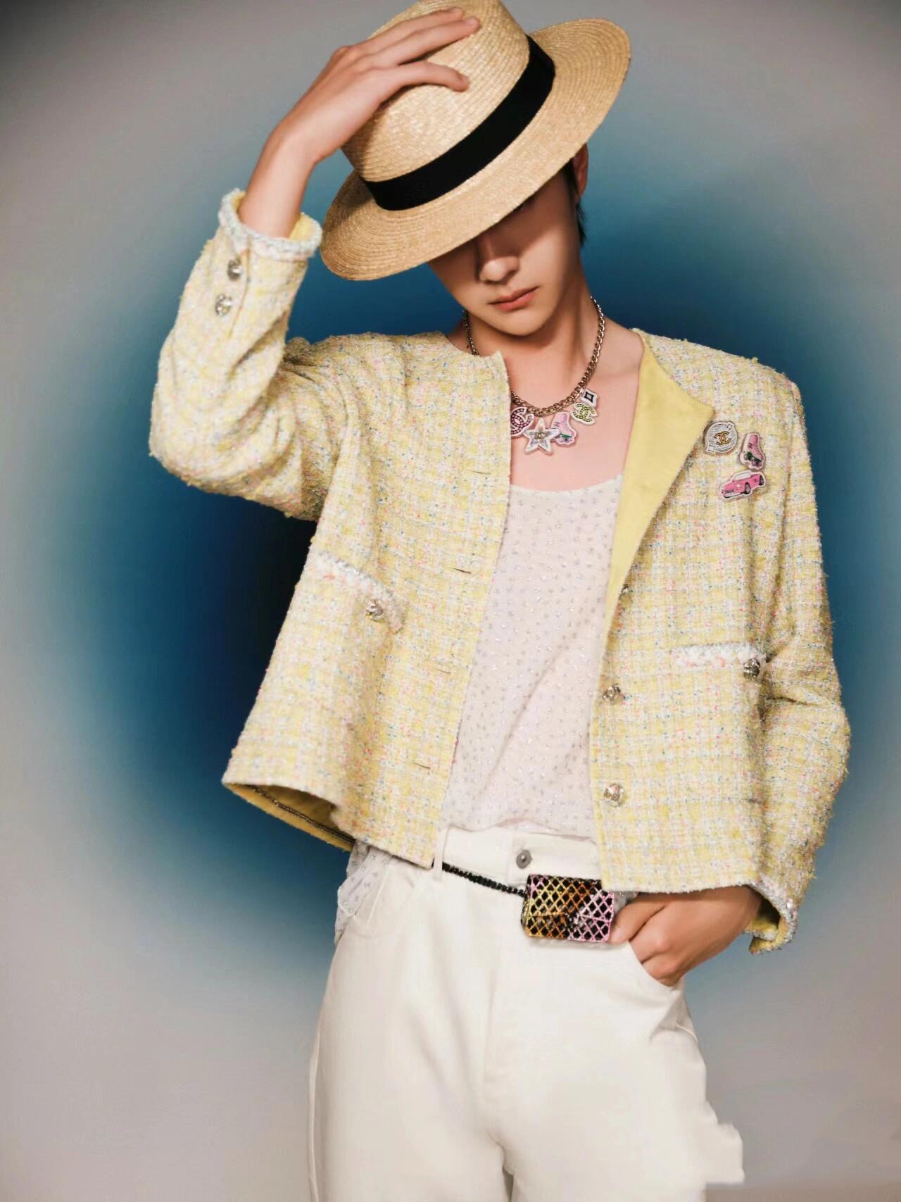 D186 Chanel CC brooch