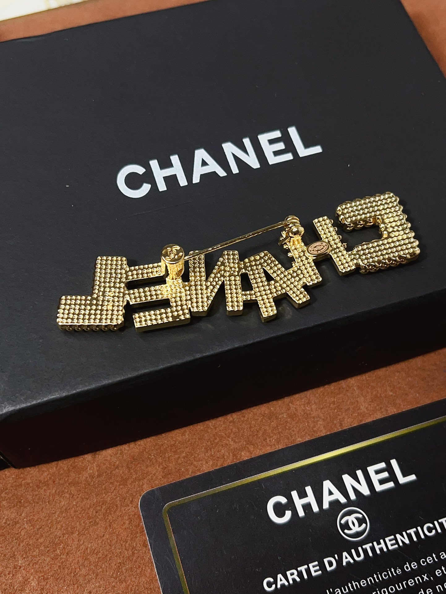 D187  Chanel brooch