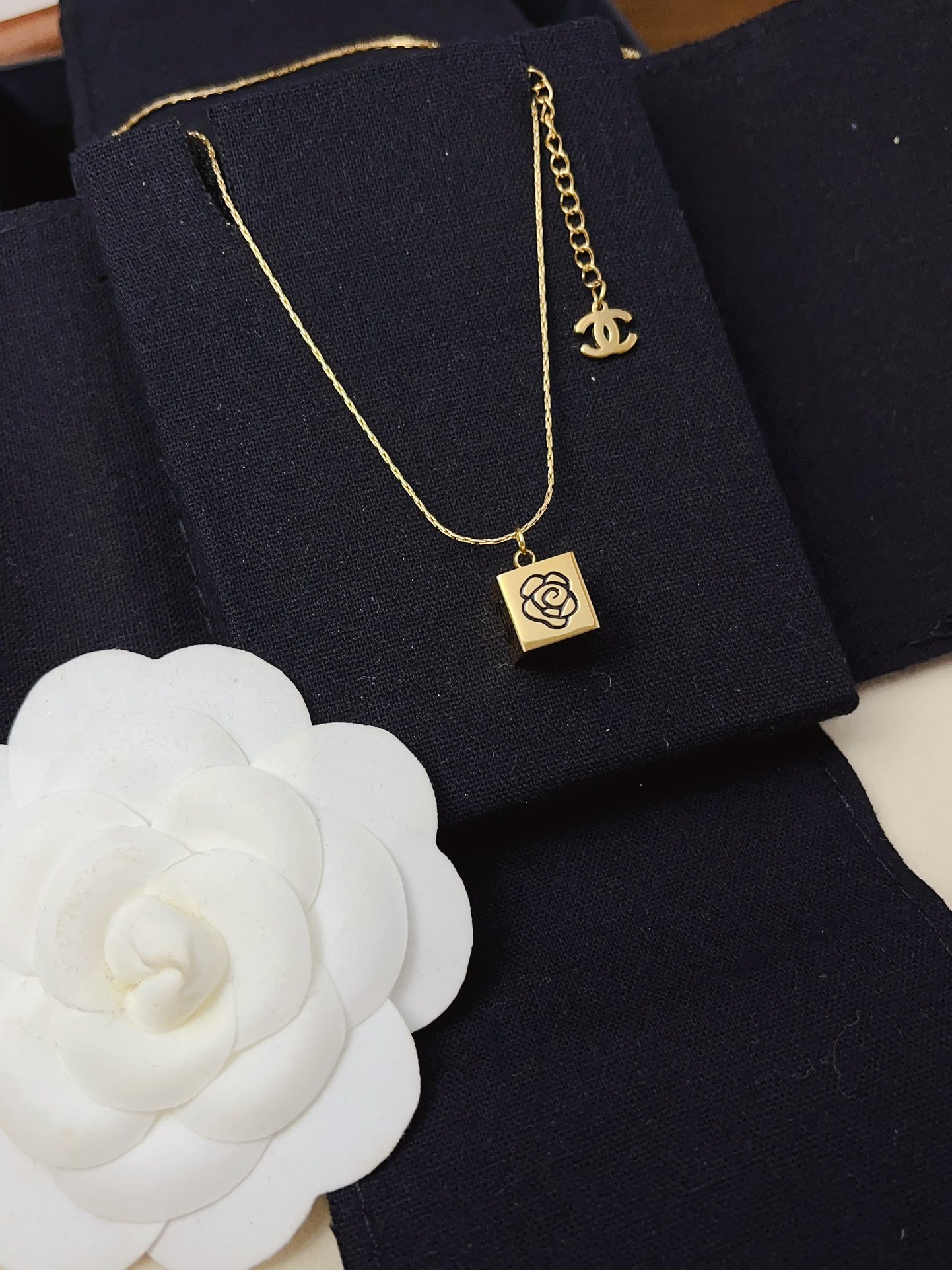 X294 Chanel square necklace