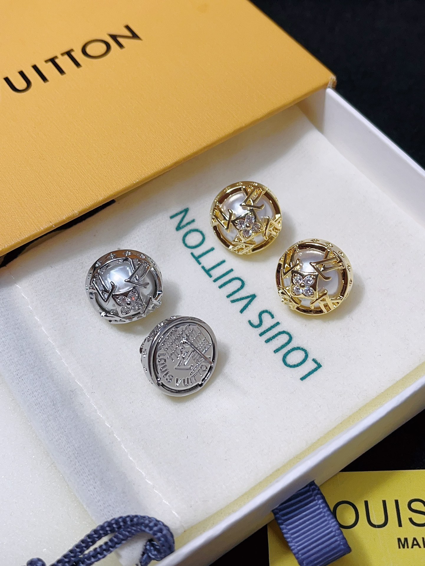 A1169 LV earrings