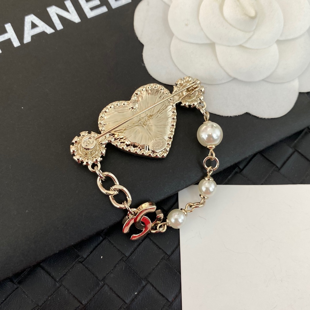 C270 Chanel brooch