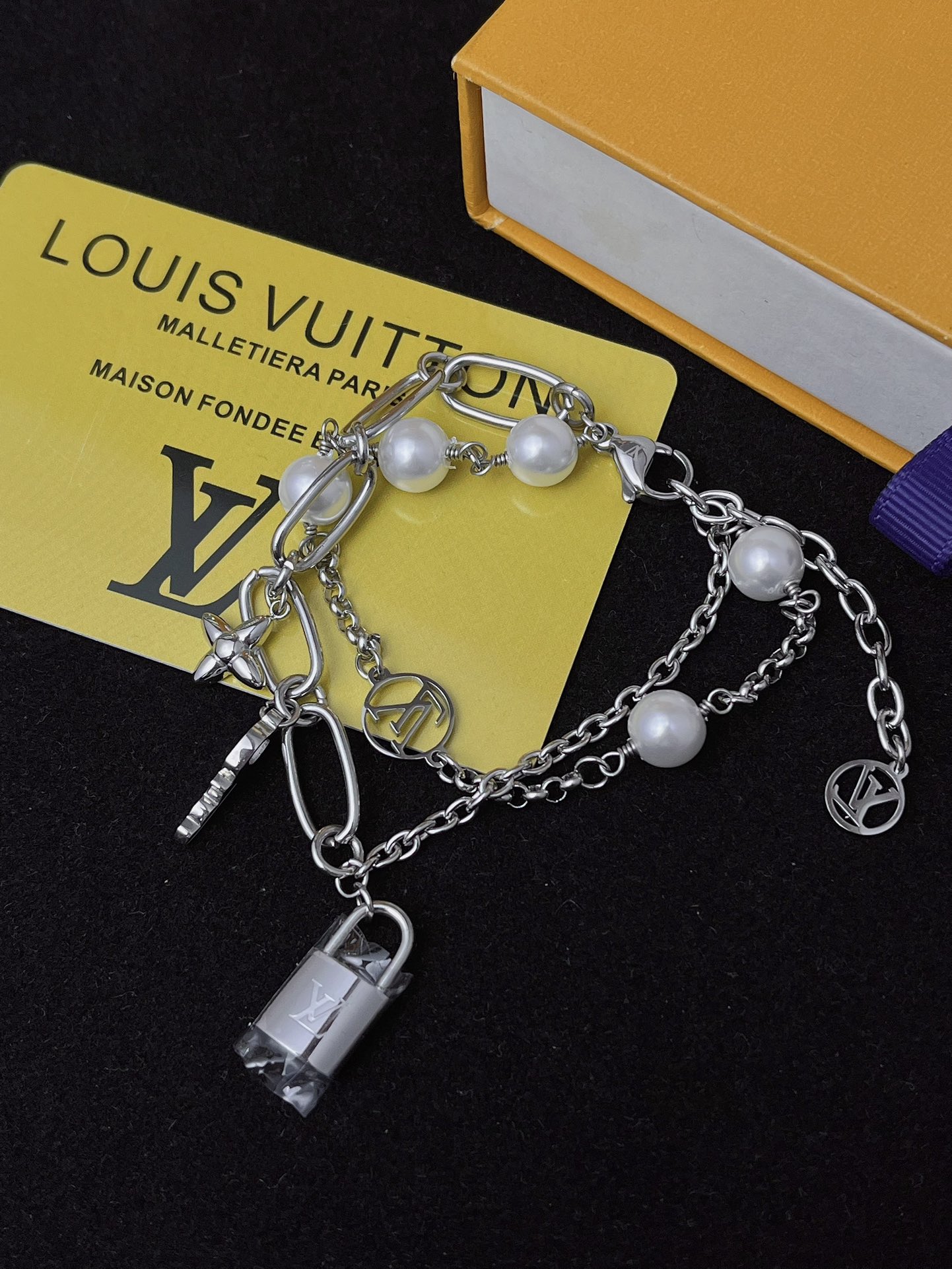 L209  LV MIX CHAIN Lock Bracelet M1380A
