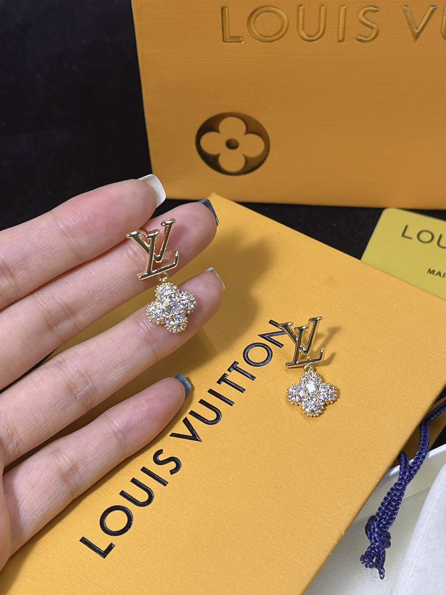 A1173 LV earrings