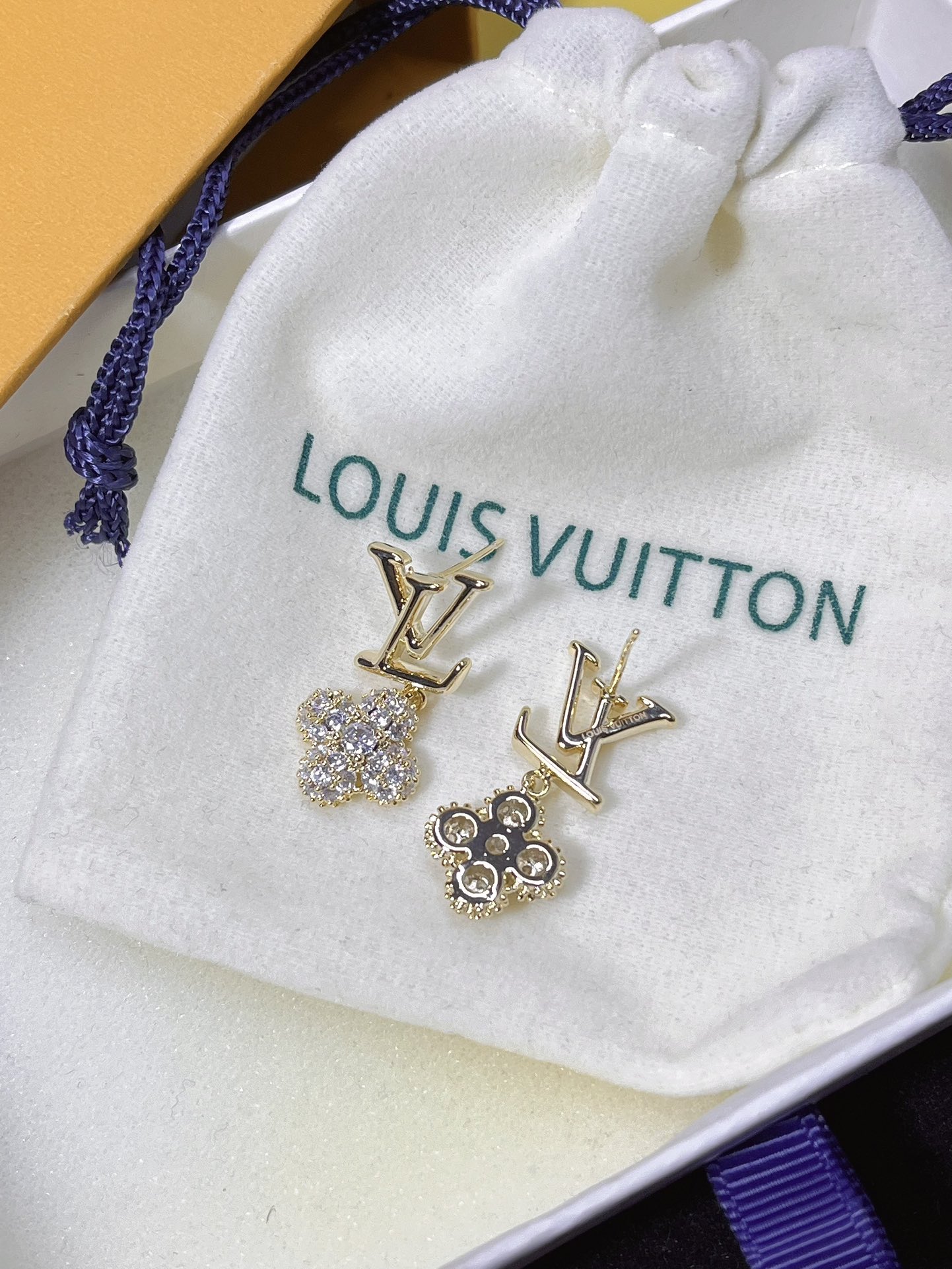 A1173 LV earrings