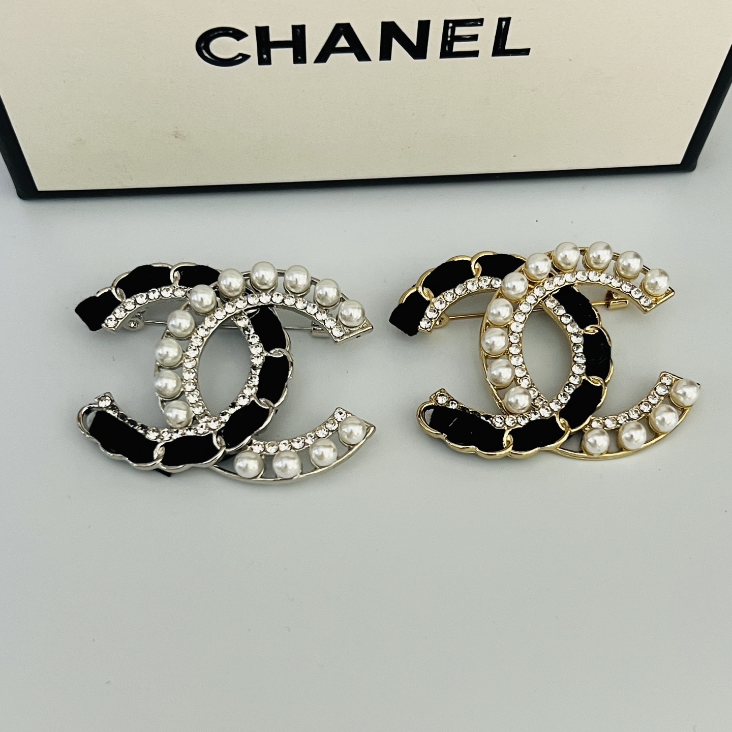Chanel CC brooch 116777
